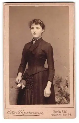 Fotografie Otto Kagermann, Berlin, Friedrich-Str. 99, Dame in tailliertem Kleid