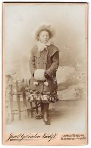 Fotografie Jacob Gebrüder Nachf., Charlottenburg, Wilmersdorfer Str. 56, Mädchen in Winterkleidung