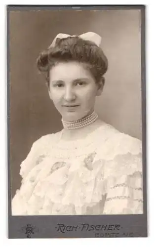 Fotografie Richard Fischer, Copitz a. E., Hauptstrasse 14, Porträt einer jungen Frau