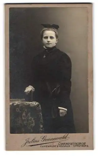 Fotografie Julius Grunewald, Oberneukirch, Porträt einer jungen Frau in dunklem Kleid
