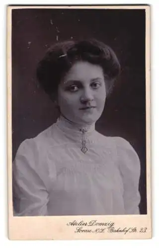 Fotografie Atelier Domzig, Sorau, Bahnhofstrasse 23, Porträt einer jungen Frau