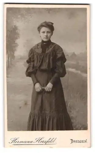 Fotografie Hermann Herzfeld, Dresden, Altmarkt, Junge Frau in elegantem Kleid