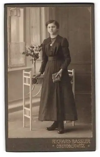 Fotografie Richard Bassler, Oberoderwitz, Junge Frau mit Buch