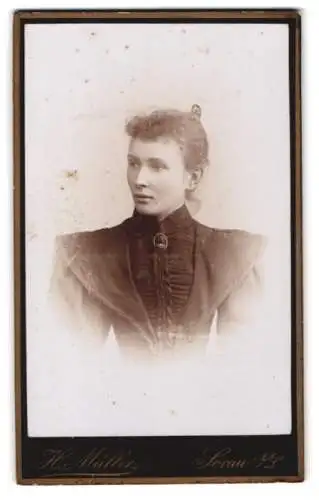 Fotografie H. Müller, Sorau /N. L., Logenstr. 8, Porträt einer Frau mit hochgestecktem Haar