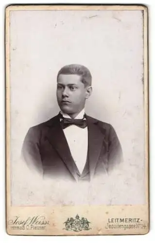 Fotografie Josef Weiss, Leitmeritz, Jesuitengasse 14, Porträt eines jungen Mannes