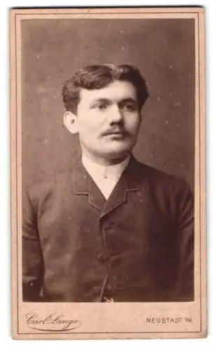 Fotografie Carl Lange, Neustadt i. H., Porträt eines Herrn mit Schnurrbart