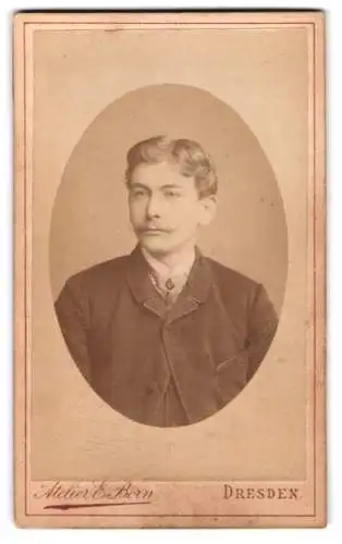 Fotografie Atelier E. Born, Dresden, Pragerstrasse 5, Porträt eines jungen Mannes