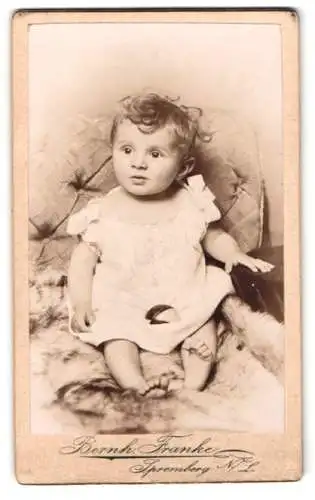 Fotografie Bernhard Franke, Spremberg, Kind auf einem Sessel