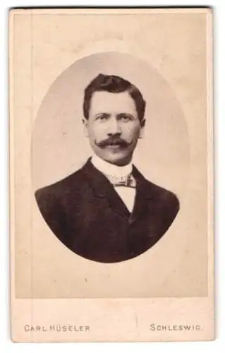 Fotografie Carl Hüseler, Schleswig, Stadtweg 147, Porträt eines eleganten Herren