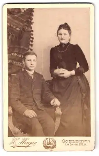 Fotografie K. Hirger, Schleswig, Am Damm 251, Dame und Jugendlicher im Studio