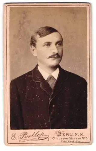 Fotografie E. Postlep, Berlin, Chausseestrasse 5, Porträt eines Mannes mit Schnurrbart