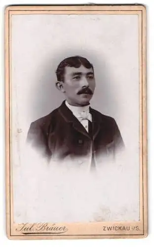 Fotografie Julius Bräuer, Zwickau, Werdauer-Strasse 28, Porträt eines Mannes mit Schnurrbart
