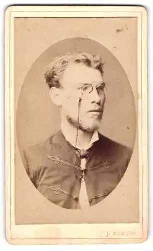 Fotografie J. Bartos, Praha, Jerusalemska ulice 11, Porträt eines eleganten Herrn mit Brille