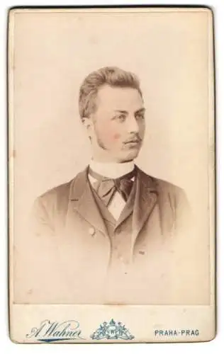Fotografie A. Wahner, Prag, Porträt eines jungen Mannes