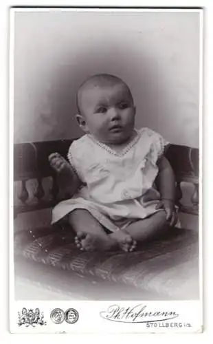 Fotografie P. Hofmann, Stollberg, am Bahnhof, Porträt eines Kleinkindes