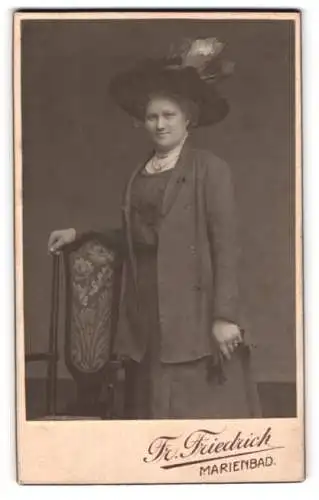 Fotografie Franz Friedrich, Marienbad, Kaiserstrasse, Porträt einer Dame mit Hut