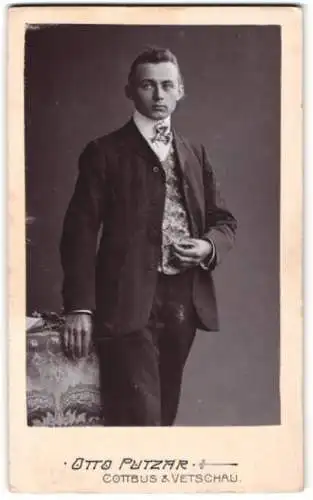 Fotografie Otto Putzar, Cottbus, Kaiser Friedrich-Str. 26, Eleganter Herr im Anzug