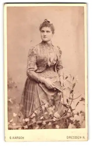 Fotografie G. Karsch, Dresden, Grosse Meissner Strasse 17, Dame mit Buch und Blumenarrangement