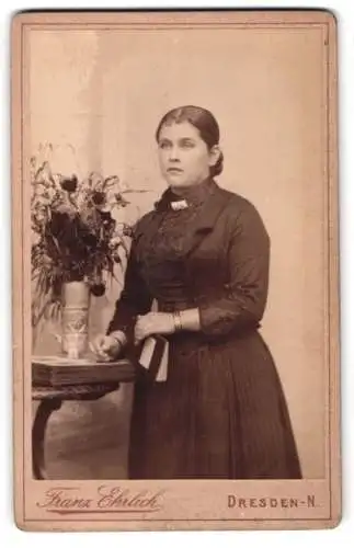 Fotografie Franz Ehrlich, Dresden-N., Königsbrücker Str. 50, Dame neben Blumenvase