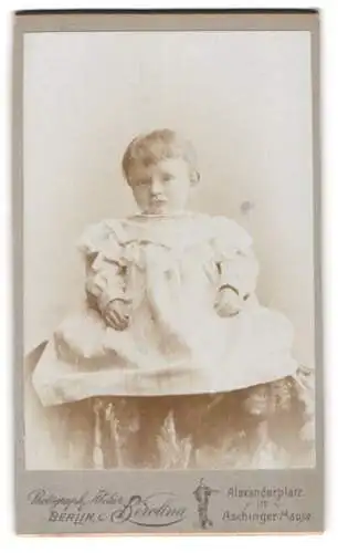 Fotografie Atelier Berolina, Berlin, Alexanderplatz, Kind im weissen Kleid