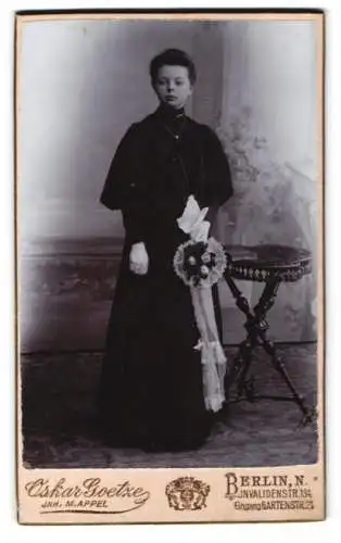 Fotografie Oskar Goetze, Berlin, Invalidenstrasse 134, Stehendes Mädchen mit Blumenstrauss