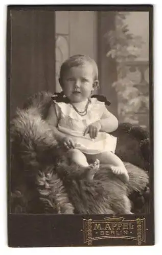 Fotografie M. Appel, Berlin, Neue Königsstr. 1, Kleinkind auf Pelzdecke