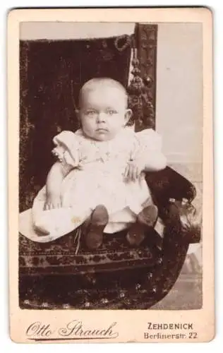 Fotografie Otto Strauch, Zehdenick, Berlinerstr. 22, Porträt eines Kleinkindes auf einem Sessel