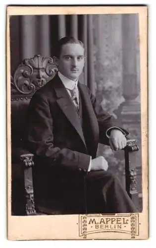 Fotografie M. Appel, Berlin, Neue Königstrasse 1, Portrait eines eleganten Herrn
