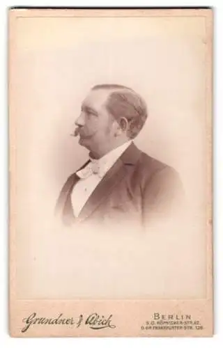 Fotografie Grundner & Albick, Berlin, Köpenicker-Str. 62, Seitenprofil eines eleganten Herrn