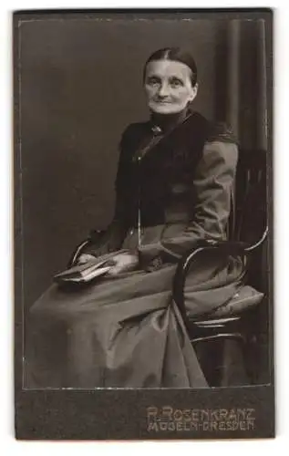 Fotografie R. Rosenkranz, Mügeln-Dresden, Königstrasse 32, Sitzende Frau mit Buch