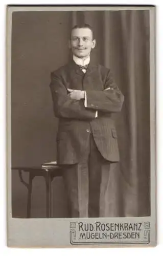 Fotografie Rud. Rosenkranz, Mügeln-Dresden, Eleganter Herr im Anzug