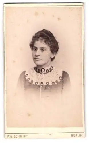 Fotografie F. W. Schmidt, Berlin, Wasserthorstrasse 56, Porträt einer jungen Frau