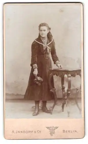 Fotografie A. Jandorf & Co, Berlin, Spittelmarkt 16/17, Mädchen mit Tisch
