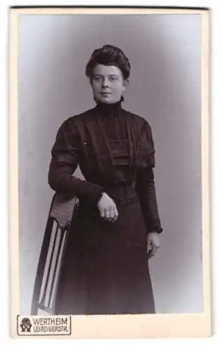 Fotografie Wertheim, Berlin, Leipzigerstr., Frau in dunklem Kleid
