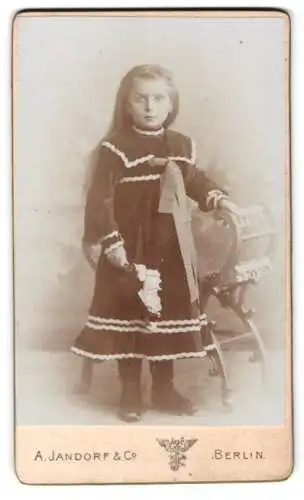 Fotografie A. Jandorf & Co., Berlin, Spittelmarkt 16/17, Porträt eines Mädchens mit Schleife