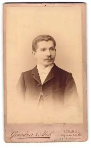 Fotografie Grundner & Abich, Berlin, Köpenicker Str. 62, Porträt eines jungen Mannes