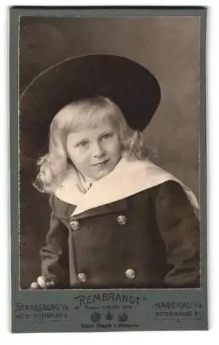 Fotografie Rembrandt, Strassburg i. E., St. Petersplatz 5, Kind mit grossem Hut und Mantel