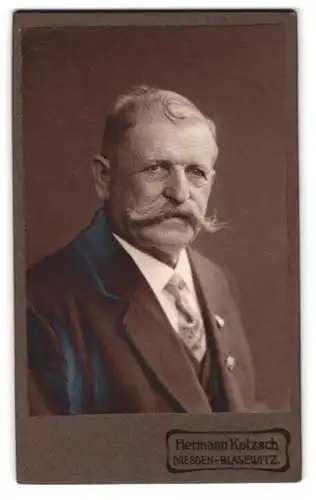 Fotografie Hermann Kotzsch, Dresden-Blasewitz, Portrait eines Herrn mit markantem Schnurrbart