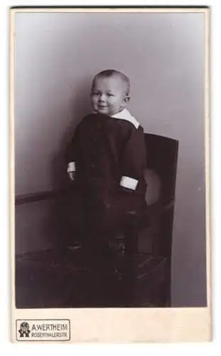 Fotografie A. Wertheim, Berlin, Rosenthaler Str., Porträt eines Kleinkindes im Stuhl