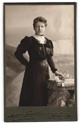 Fotografie Atelier Taubert, Bernau, Junge Frau in dunklem Kleid