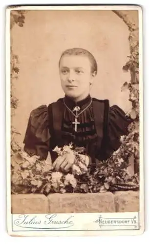 Fotografie Julius Grusche, Neugersdorf, Porträt einer Dame mit Blumen