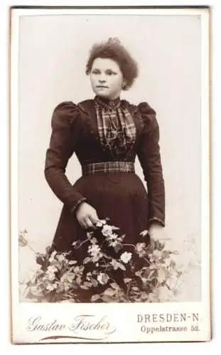 Fotografie Gustav Fischer, Dresden, Oppelstrasse 52, Porträt einer jungen Frau mit Blumen
