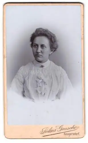 Fotografie Julius Grusche, Neugersdorf, Porträt einer Frau in hellem Kleid
