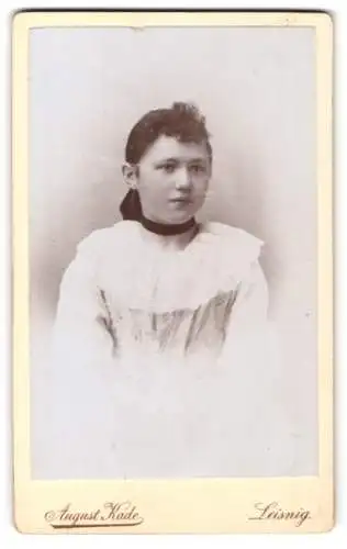 Fotografie August Kade, Leisnig, Junge Frau in hellem Kleid