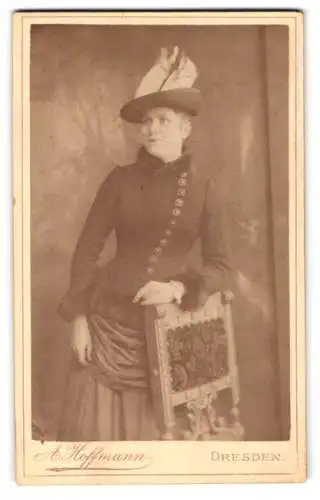 Fotografie A. Hoffmann, Dresden, Moritzmonument, Frau mit Hut und Stuhl