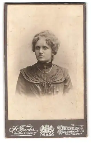 Fotografie J. Fuchs, Dresden, Weissenhaus Str. 16, Porträt einer Frau