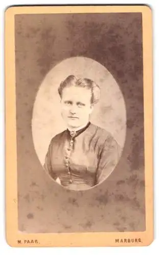 Fotografie M. Paar, Marburg, Schlosstreppe 97, Porträt einer Dame in modischer Kleidung