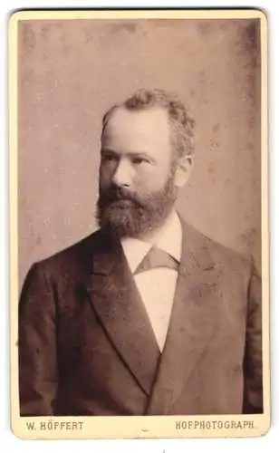 Fotografie W. Höffert, Berlin, Leipziger Platz 12, Porträt eines Mannes mit Bart