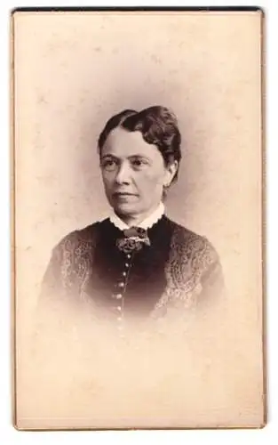 Fotografie Julius A. Gross, Brooklyn, Atlantic Ave 176, Porträt einer Dame im feinen Kleid