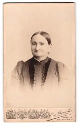 Fotografie Oscar Henschel, Wittenberg, Markt 14, Porträt einer älteren Frau